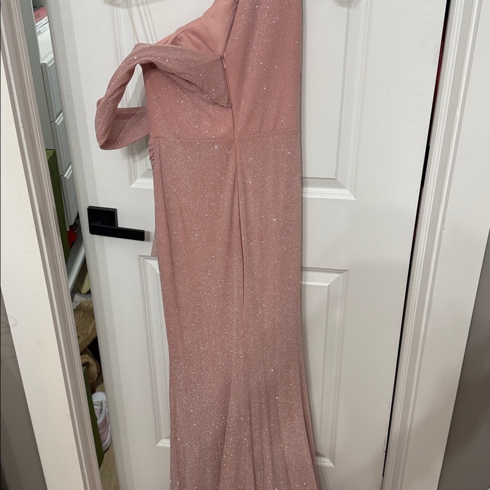Elegant Pink One-Shoulder Gown - Picture 9 of 10
